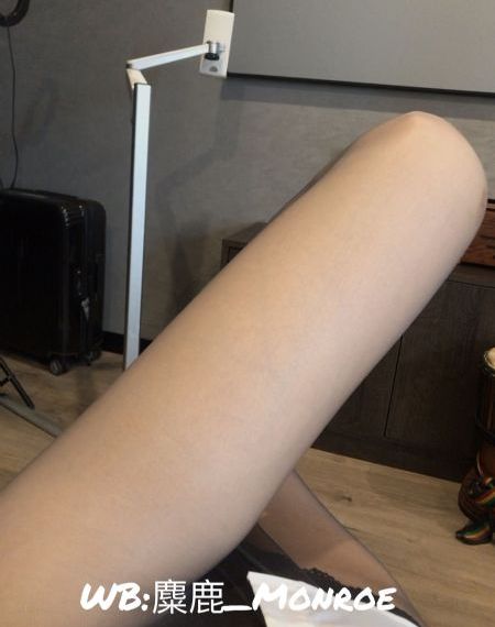 皇上捏住宫女的巨峰