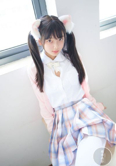 被闺蜜扒了内裤光着屁股打
